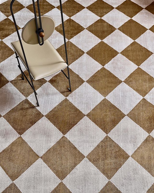 The Venetian. A classic from @talirothdesigns X Empire Collection.⠀
⠀
Available in 3 different colorways. Photograph by @claireesparros & Art Direction by @laurentdavis 💫⠀
⠀
Available on our Shopify. Link in bio!⠀
.⠀
..⠀
…⠀
….⠀
…..⠀
……⠀
…….⠀
……..⠀
#empirecollectionrugs #aronsonsfloorcovering  #customrugs #textiledesign #carpets #rug #dsfloors #floorsilove #handmadecarpet #handweaving #wool #handtufted #dscolor #contemporary #interiordesign #interior123 #decor #design #architecture #naturalfibers #custommade  #ihavethisthingwithrugs #modernhome #dstexture #dscolorstory #ihavethisthingwithtextiles #ihavethisthingwithfloors