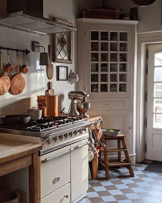 A perfect addition to our week of Venetian inspiration! Check out @cat_in_france’s absolutely stunning kitchen. A chef’s dream…
.
..
…
….
…..
……
…….
……..
#empirecollectionrugs #aronsonsfloorcovering  #customrugs #textiledesign #carpets #rug #dsfloors #floorsilove #handmadecarpet #handweaving #wool #handtufted #dscolor #contemporary #interiordesign #interior123 #decor #design #architecture #naturalfibers #custommade  #ihavethisthingwithrugs #modernhome #dstexture #dscolorstory #ihavethisthingwithtextiles #ihavethisthingwithfloors