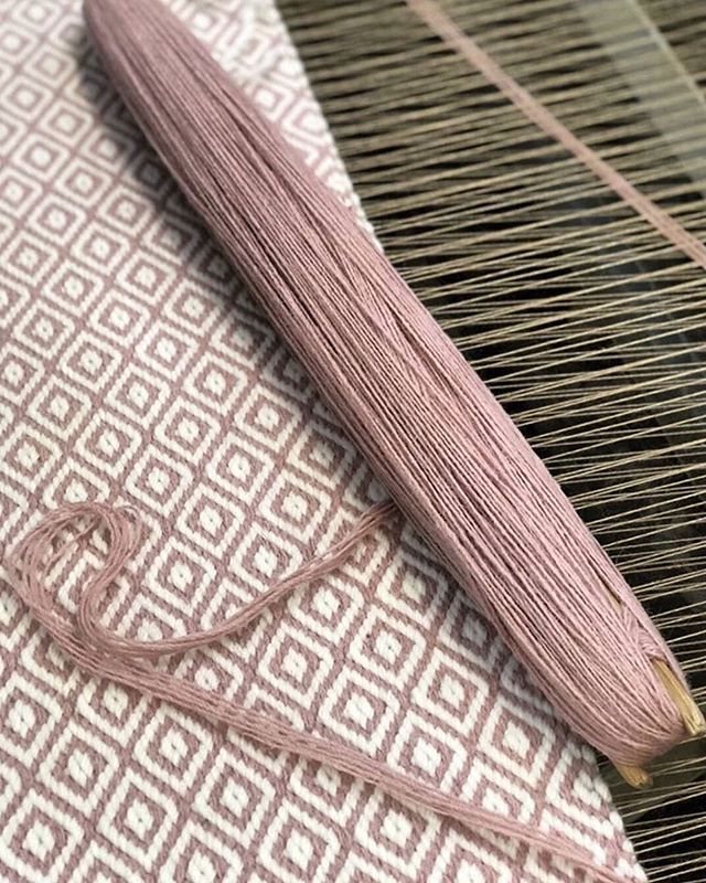 The manufacturing process – up close & personal! Featuring ‘Madison,’ from our New Basics Collection.⠀
⠀
Made to order in 6-8 weeks.⠀
.⠀
..⠀
…⠀
….⠀
…..⠀
……⠀
…….⠀
……..⠀
#empirecollectionrugs #aronsonsfloorcovering  #customrugs #textiledesign #carpets #rug #dsfloors #floorsilove #handmadecarpet #handweaving #wool #handtufted #dscolor #contemporary #interiordesign #interior123 #decor #design #architecture #naturalfibers #custommade  #ihavethisthingwithrugs #modernhome #dstexture #dscolorstory #ihavethisthingwithtextiles #ihavethisthingwithfloors