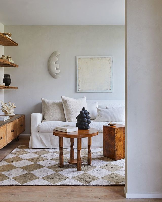 We are so excited about this shoot!✨⁣
⁣
Check out the new @archdigest article on @eyeswoon’s newly renovated Hampton’s home, with our Venetian area rug designed by @talirothdesigns in the family room. Styled by @colinking; photo by @nicole_franzen; text by @jenfernand .⁣
..⁣
…⁣
….⁣
…..⁣
……⁣
…….⁣
……..⁣
#empirecollectionrugs #aronsonsfloorcovering  #customrugs #textiledesign #carpets #rug #dsfloors #floorsilove #handmadecarpet #handweaving #wool #handtufted #dscolor #contemporary #interiordesign #interior123 #decor #design #architecture #naturalfibers #custommade  #ihavethisthingwithrugs #modernhome #dstexture #dscolorstory #ihavethisthingwithtextiles #ihavethisthingwithfloors