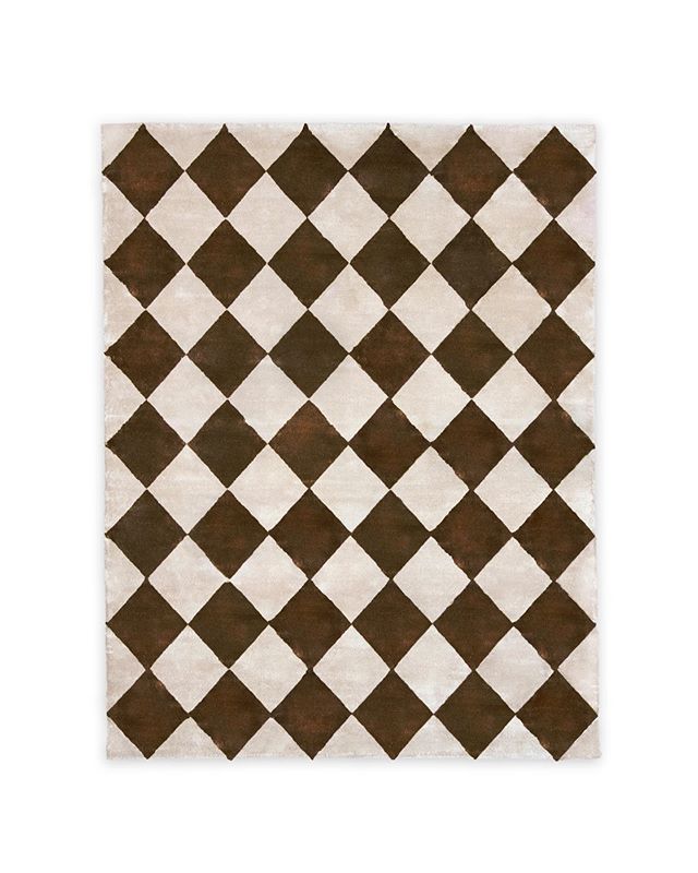 The Venetian – a true star⭐️ made of tencel and designed by @talirothdesigns.

Color: Chocolate
Also available in wool.

Check out our feature in @archdigest and @eyeswoon’s gorgeous renovated Hamptons Home. Link in bio!
.
..
…
….
…..
……
…….
……..
#empirecollectionrugs #aronsonsfloorcovering  #customrugs #textiledesign #carpets #rug #dsfloors #floorsilove #handmadecarpet #handweaving #wool #handtufted #dscolor #contemporary #interiordesign #interior123 #decor #design #architecture #naturalfibers #custommade  #ihavethisthingwithrugs #modernhome #dstexture #dscolorstory #ihavethisthingwithtextiles #ihavethisthingwithfloors